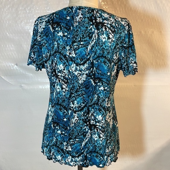 Essentials women’s V-neck blouse size 0X - Picture 4 of 8